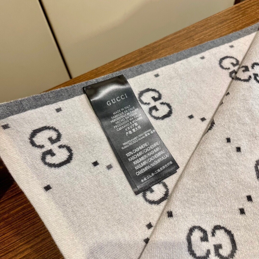 爆款上👍 G家独家牛货【GG针织蜜蜂】🐂 高端品质针织拼接围巾‼️这种精品是市场上及其少见的，GG元素针