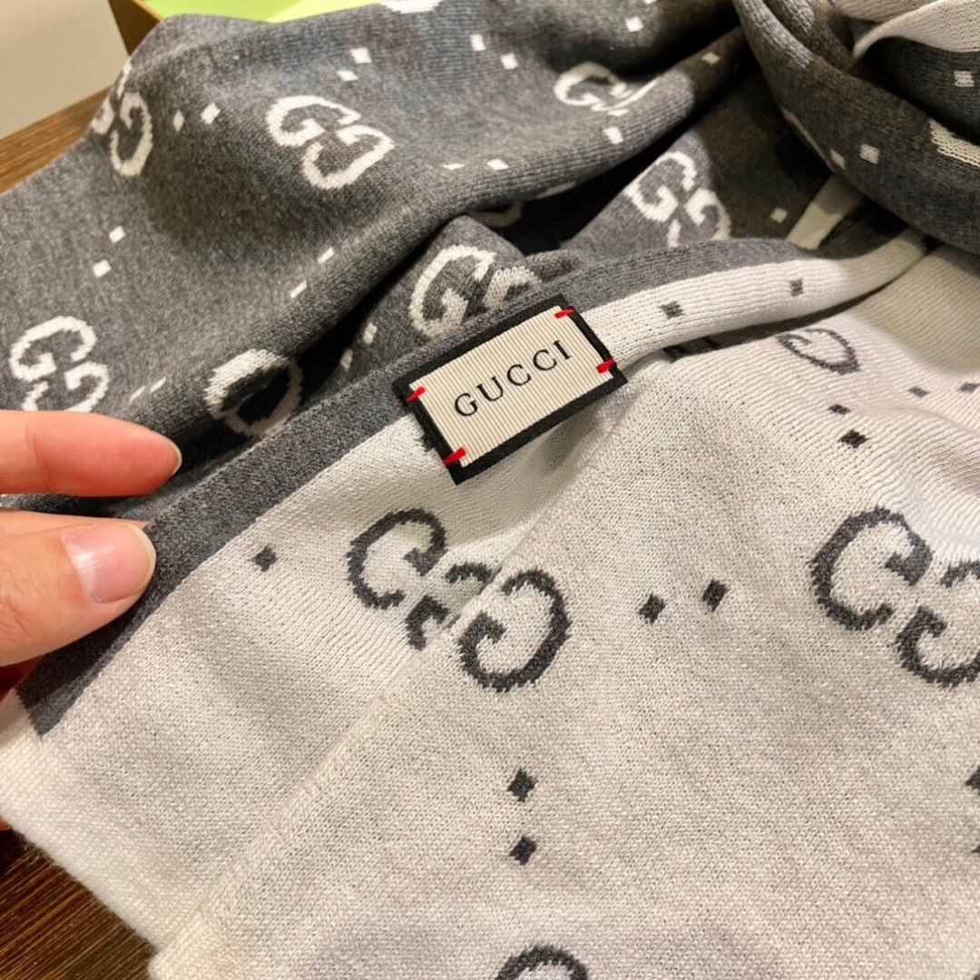 爆款上👍 G家独家牛货【GG针织蜜蜂】🐂 高端品质针织拼接围巾‼️这种精品是市场上及其少见的，GG元素针