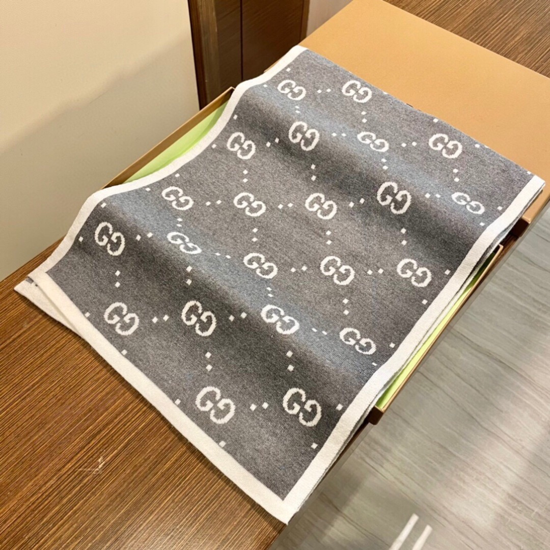 爆款上👍 G家独家牛货【GG针织蜜蜂】🐂 高端品质针织拼接围巾‼️这种精品是市场上及其少见的，GG元素针