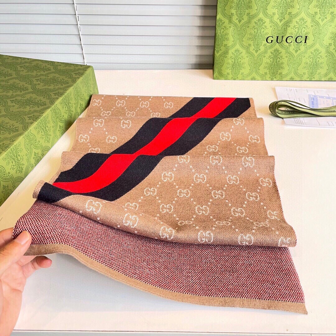 爆款到货古奇男女通用针织围巾👑柔和舒适的羊毛带来今季最温暖贴心呵护❤️最顶级的品质❤️羊绒线织出漂亮精致