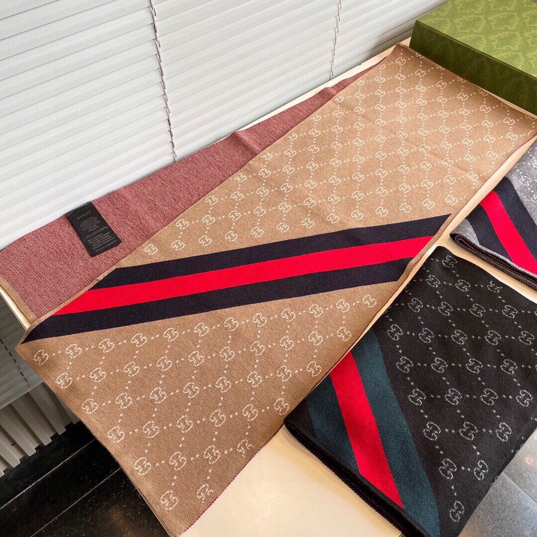 爆款到货古奇男女通用针织围巾👑柔和舒适的羊毛带来今季最温暖贴心呵护❤️最顶级的品质❤️羊绒线织出漂亮精致