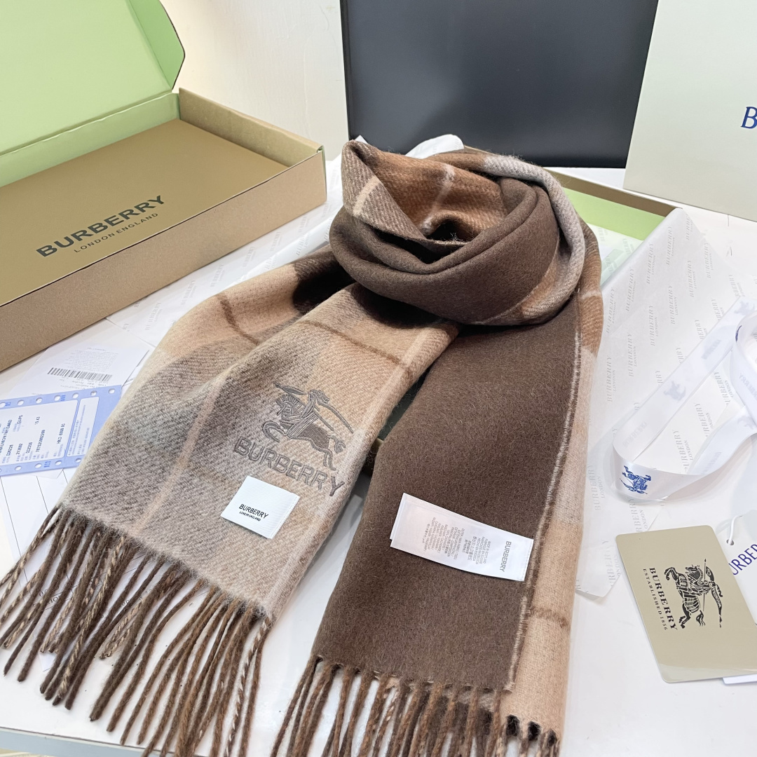 Burberry双面条纹羊羔毛绒围巾👍最新英国专柜的单子‼️极品奢华点在于：一面是经典羊绒格子字母徽标提