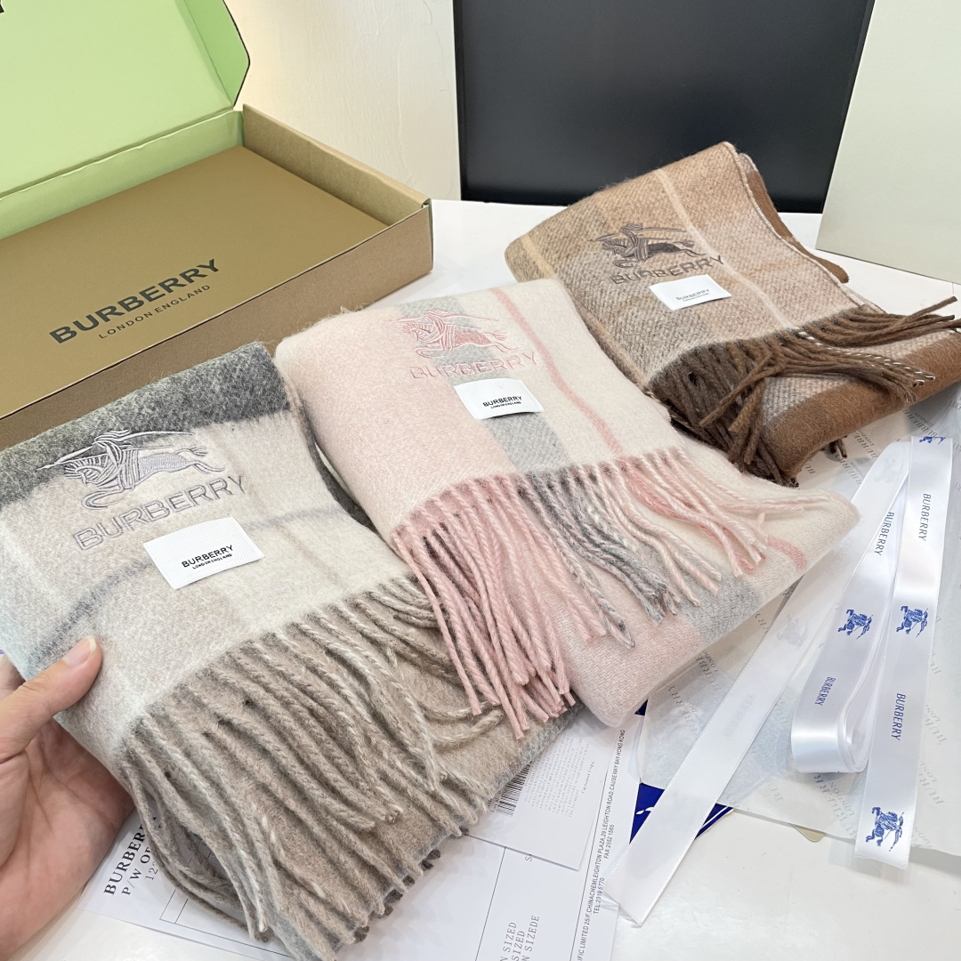 Burberry双面条纹羊羔毛绒围巾👍最新英国专柜的单子‼️极品奢华点在于：一面是经典羊绒格子字母徽标提