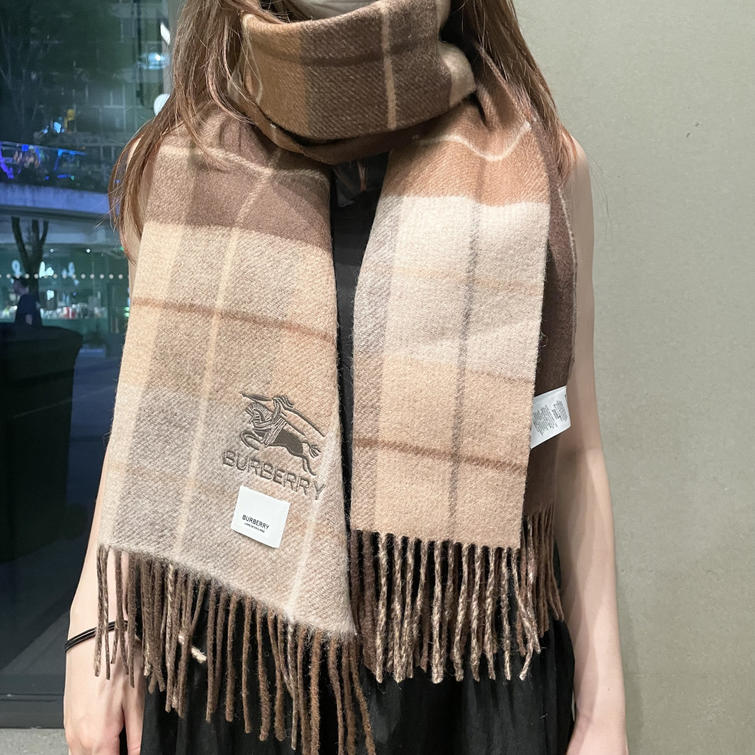 Burberry双面条纹羊羔毛绒围巾👍最新英国专柜的单子‼️极品奢华点在于：一面是经典羊绒格子字母徽标提