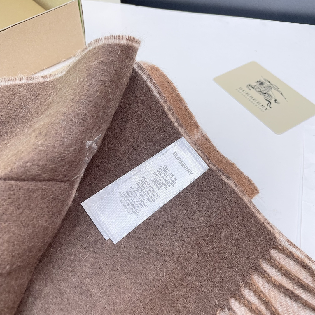 Burberry双面条纹羊羔毛绒围巾👍最新英国专柜的单子‼️极品奢华点在于：一面是经典羊绒格子字母徽标提