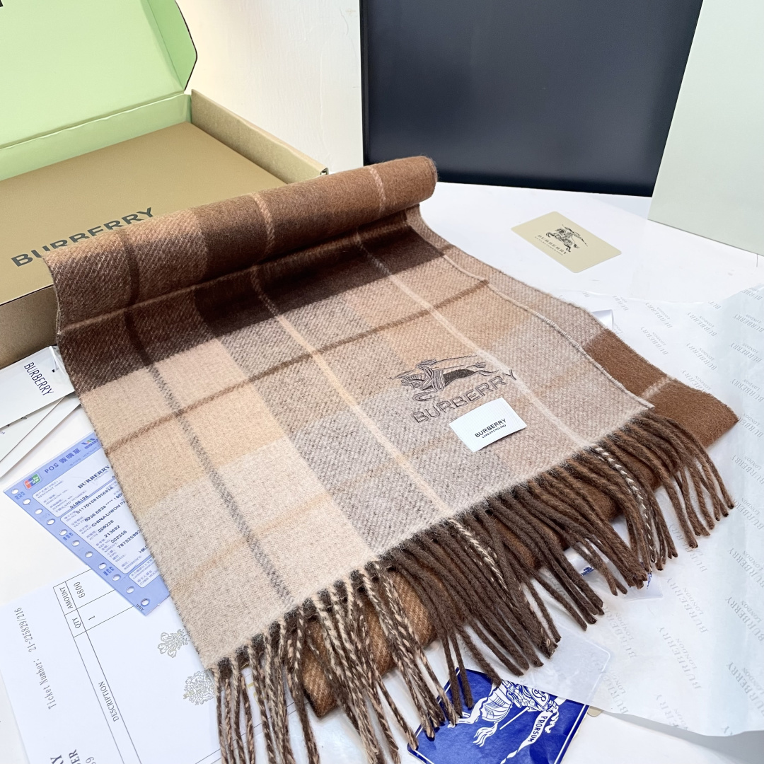 Burberry双面条纹羊羔毛绒围巾👍最新英国专柜的单子‼️极品奢华点在于：一面是经典羊绒格子字母徽标提