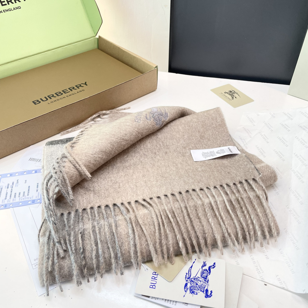 Burberry双面条纹羊羔毛绒围巾👍最新英国专柜的单子‼️极品奢华点在于：一面是经典羊绒格子字母徽标提