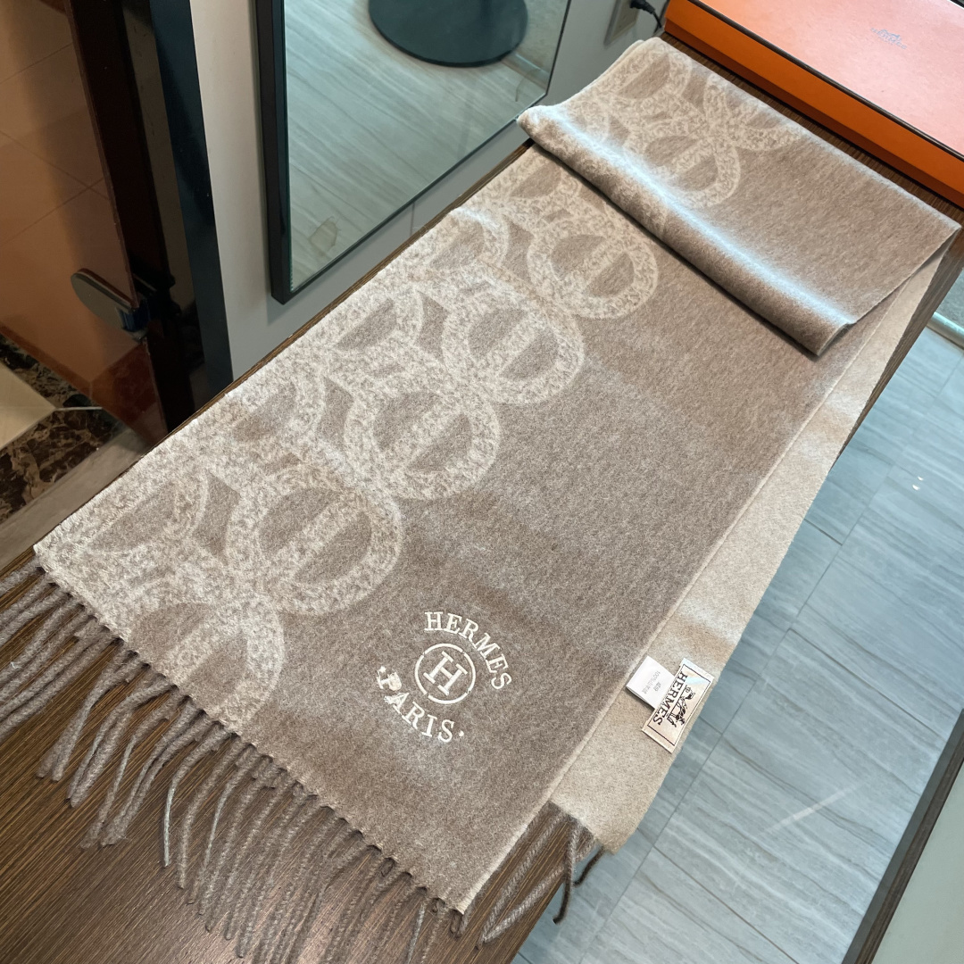新品 新品 爱马仕男女款围巾且买且珍惜😍~都是出口订单所以比较难遇❤️东西讲究少而精😍好看的一定要收😎这