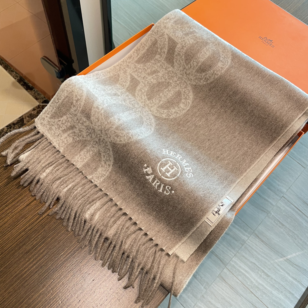 新品 新品 爱马仕男女款围巾且买且珍惜😍~都是出口订单所以比较难遇❤️东西讲究少而精😍好看的一定要收😎这