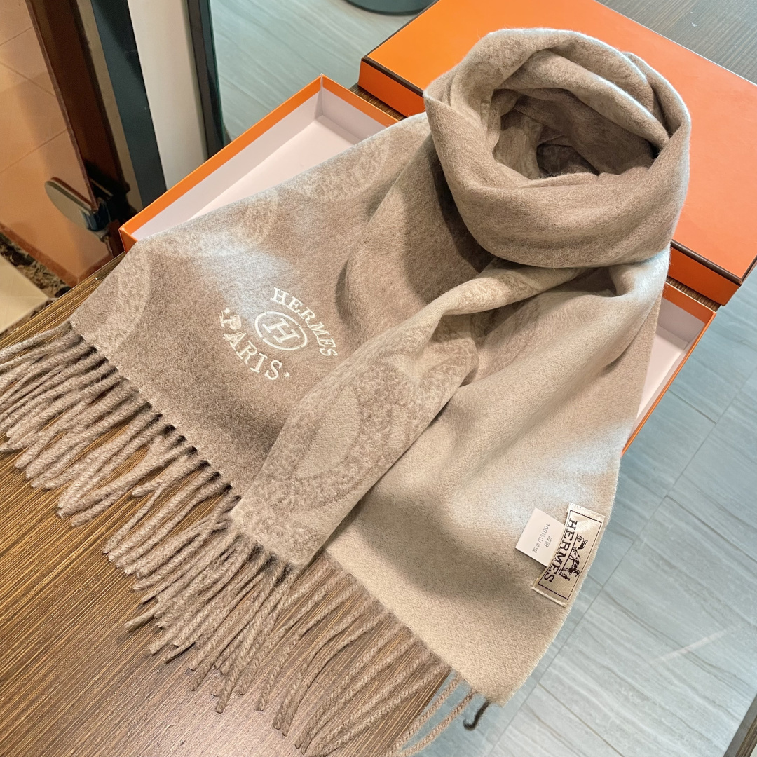 新品 新品 爱马仕男女款围巾且买且珍惜😍~都是出口订单所以比较难遇❤️东西讲究少而精😍好看的一定要收😎这