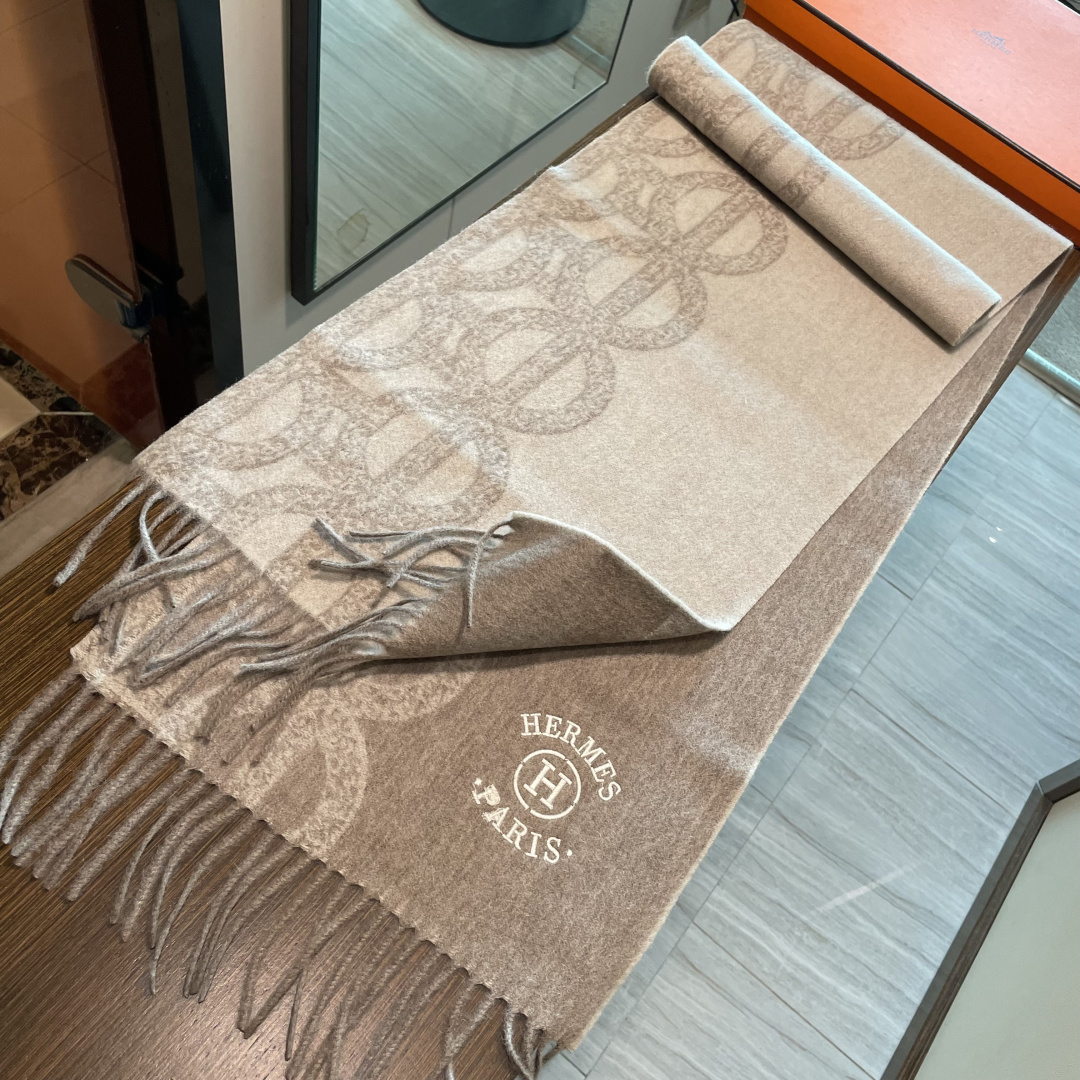 新品 新品 爱马仕男女款围巾且买且珍惜😍~都是出口订单所以比较难遇❤️东西讲究少而精😍好看的一定要收😎这