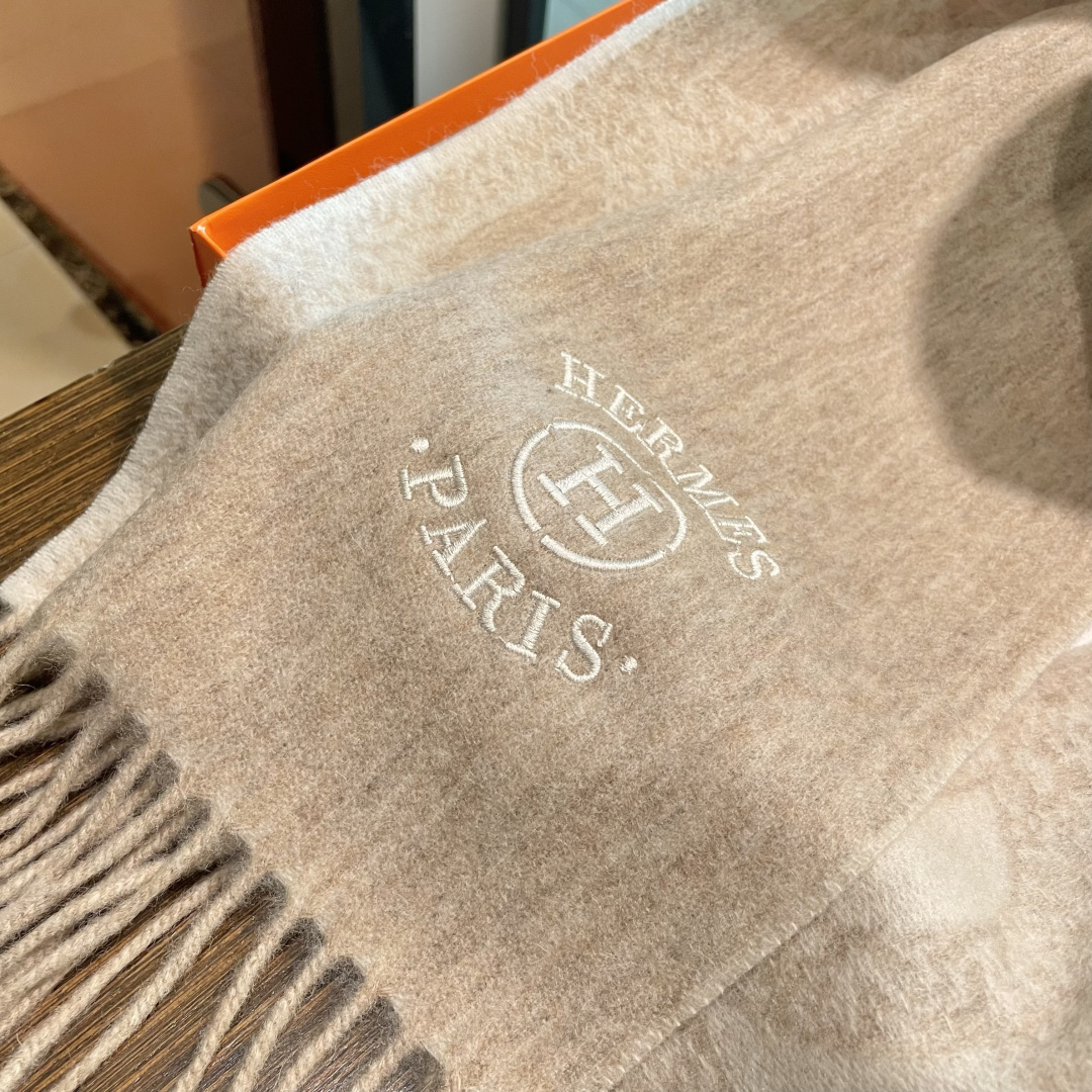 新品 新品 爱马仕男女款围巾且买且珍惜😍~都是出口订单所以比较难遇❤️东西讲究少而精😍好看的一定要收😎这