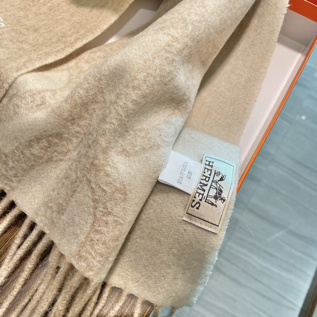 新品 新品 爱马仕男女款围巾且买且珍惜😍~都是出口订单所以比较难遇❤️东西讲究少而精😍好看的一定要收😎这