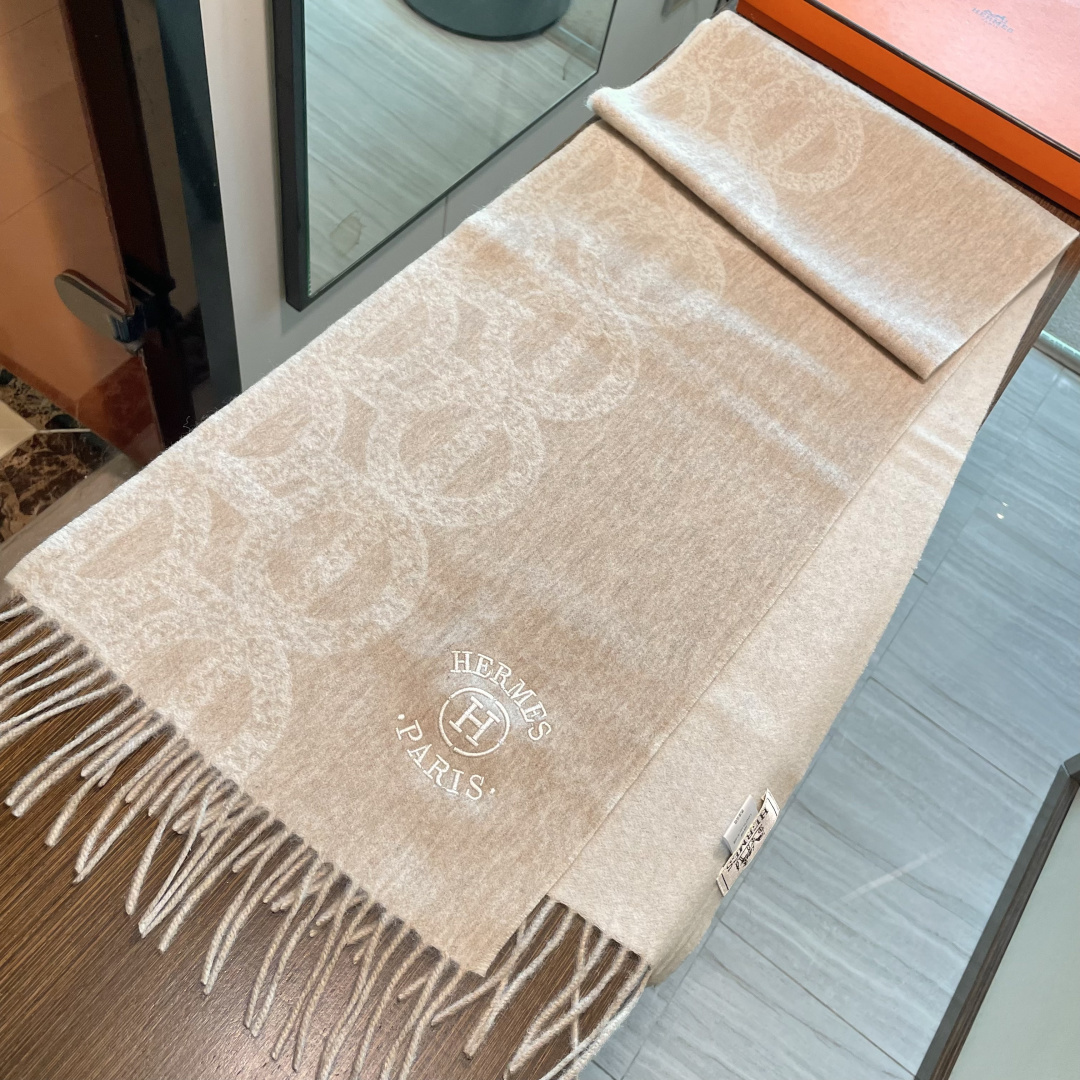 新品 新品 爱马仕男女款围巾且买且珍惜😍~都是出口订单所以比较难遇❤️东西讲究少而精😍好看的一定要收😎这