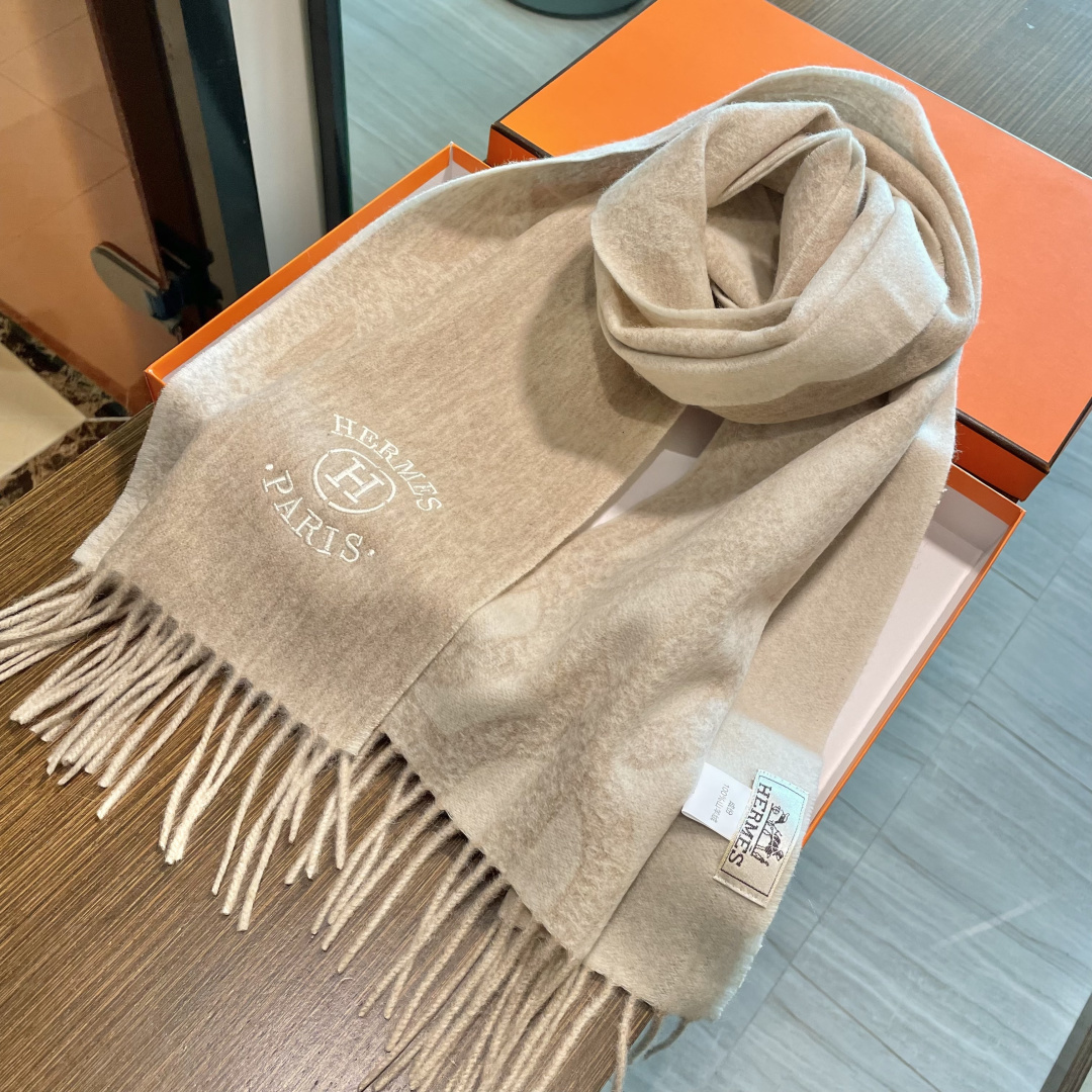 新品 新品 爱马仕男女款围巾且买且珍惜😍~都是出口订单所以比较难遇❤️东西讲究少而精😍好看的一定要收😎这