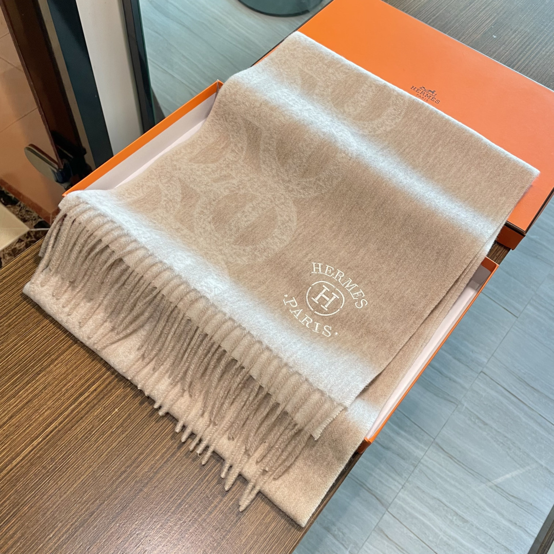 新品 新品 爱马仕男女款围巾且买且珍惜😍~都是出口订单所以比较难遇❤️东西讲究少而精😍好看的一定要收😎这