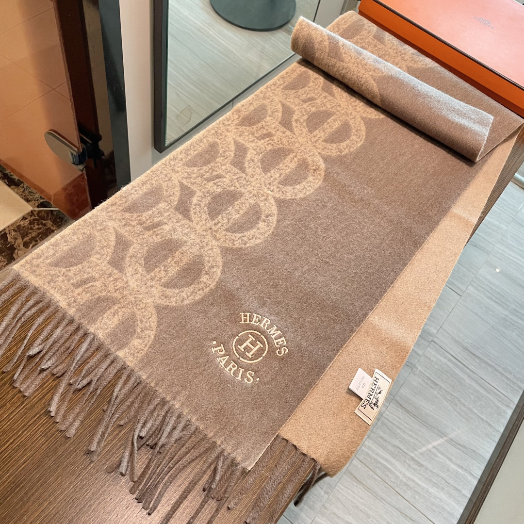 新品 新品 爱马仕男女款围巾且买且珍惜😍~都是出口订单所以比较难遇❤️东西讲究少而精😍好看的一定要收😎这