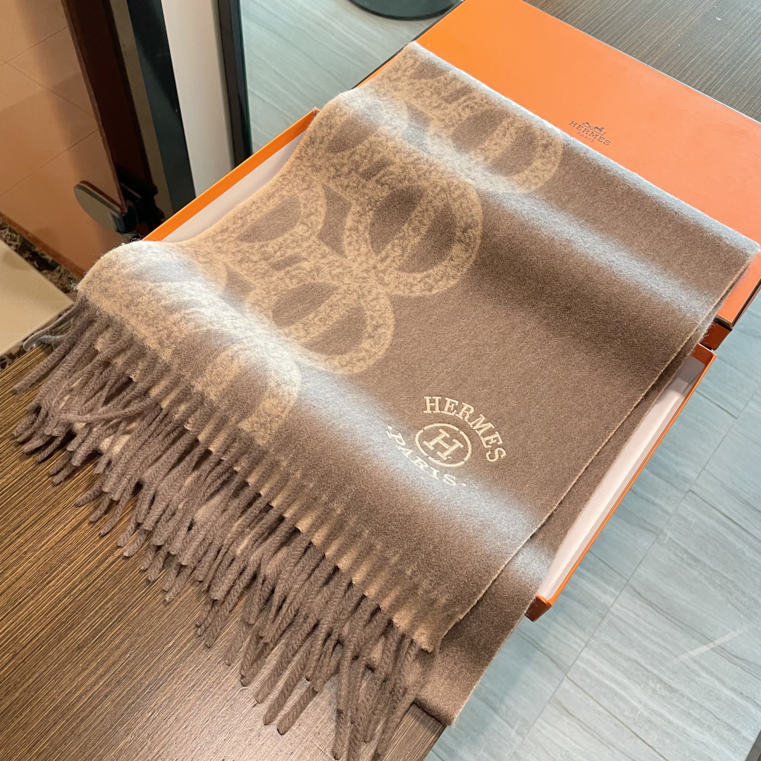 新品 新品 爱马仕男女款围巾且买且珍惜😍~都是出口订单所以比较难遇❤️东西讲究少而精😍好看的一定要收😎这