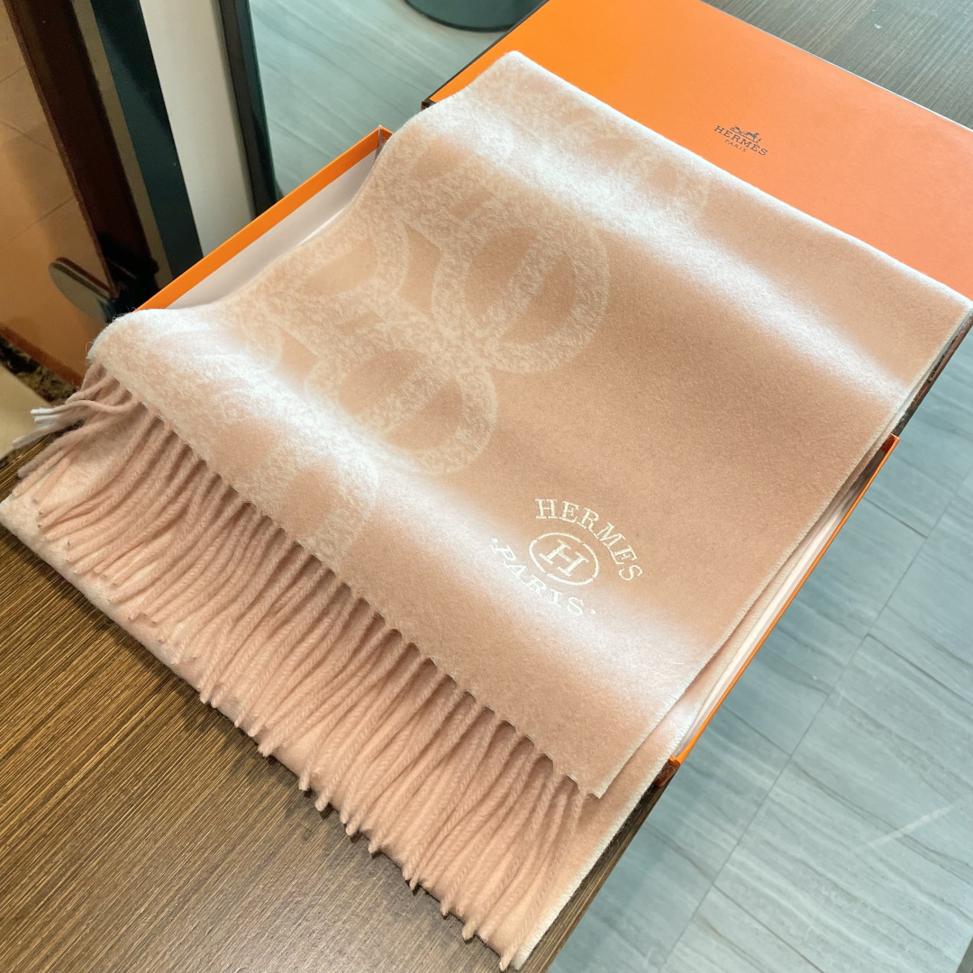 新品 新品 爱马仕男女款围巾且买且珍惜😍~都是出口订单所以比较难遇❤️东西讲究少而精😍好看的一定要收😎这