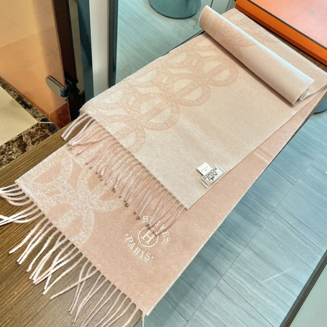 新品 新品 爱马仕男女款围巾且买且珍惜😍~都是出口订单所以比较难遇❤️东西讲究少而精😍好看的一定要收😎这