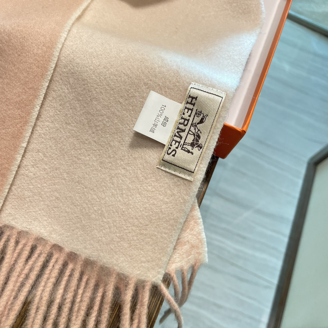 新品 新品 爱马仕男女款围巾且买且珍惜😍~都是出口订单所以比较难遇❤️东西讲究少而精😍好看的一定要收😎这