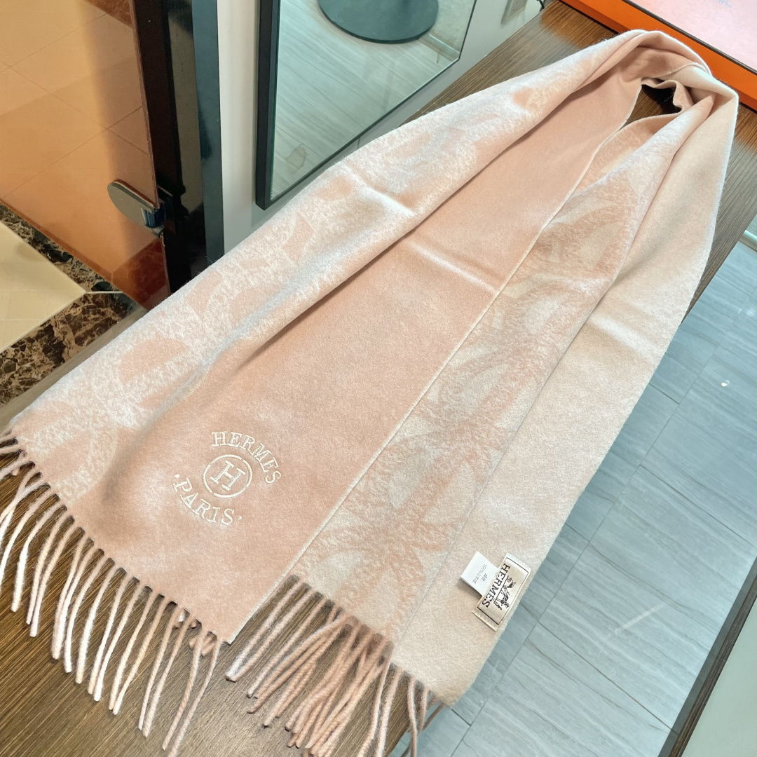 新品 新品 爱马仕男女款围巾且买且珍惜😍~都是出口订单所以比较难遇❤️东西讲究少而精😍好看的一定要收😎这