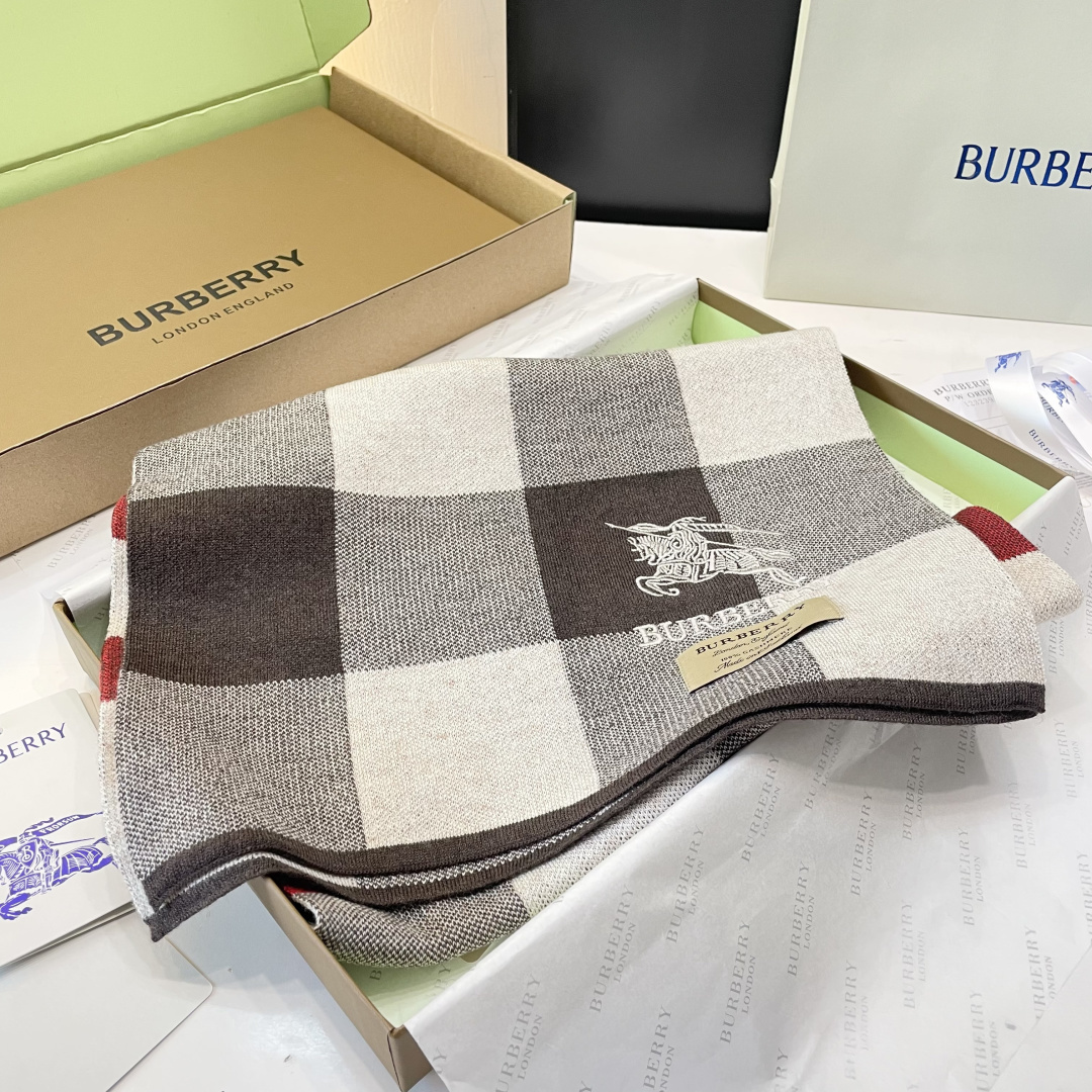 巴宝莉高端羊绒针织围巾！】可正式，可随意，非常Classical的男款设计。这款织法比较难，又很费纱线，