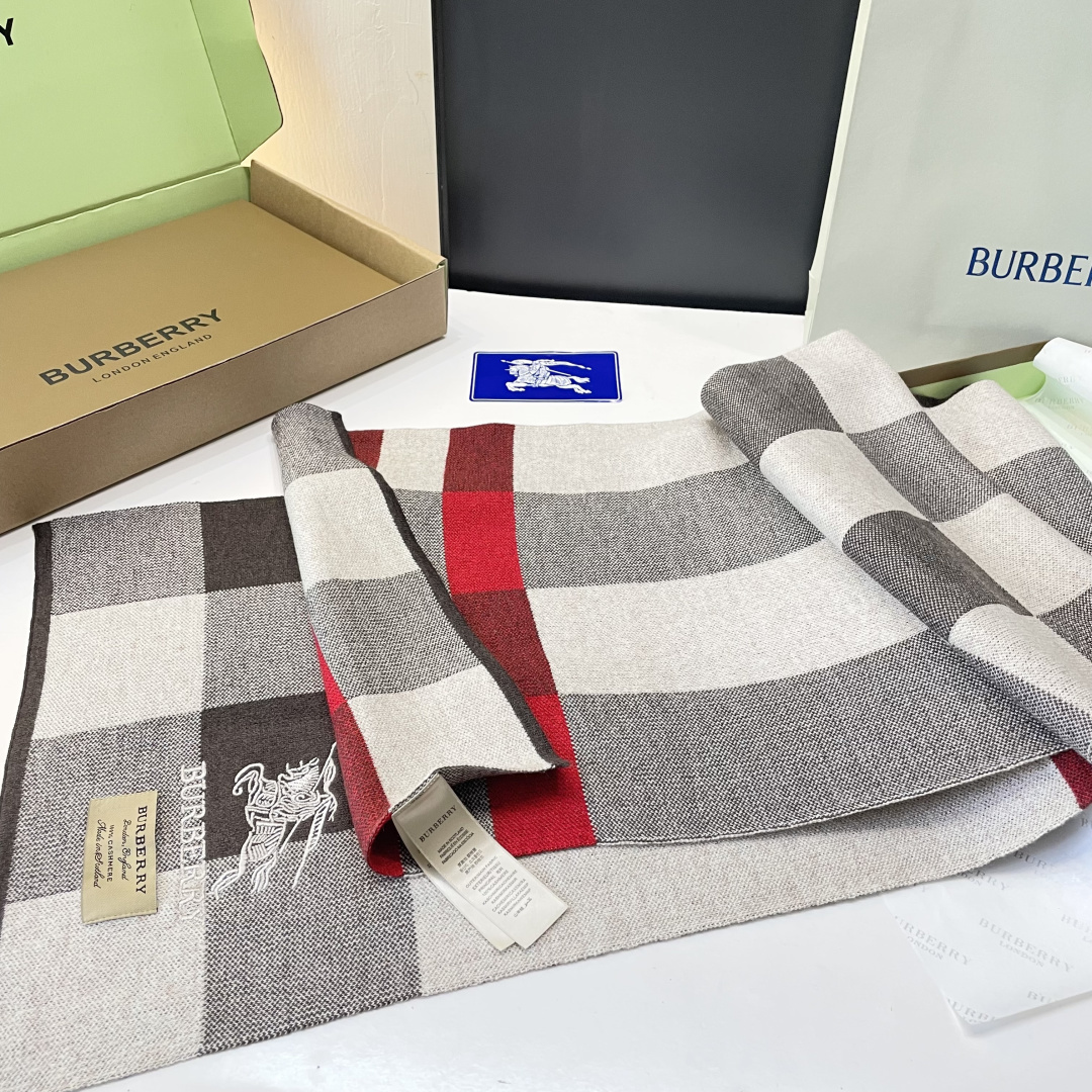 巴宝莉高端羊绒针织围巾！】可正式，可随意，非常Classical的男款设计。这款织法比较难，又很费纱线，