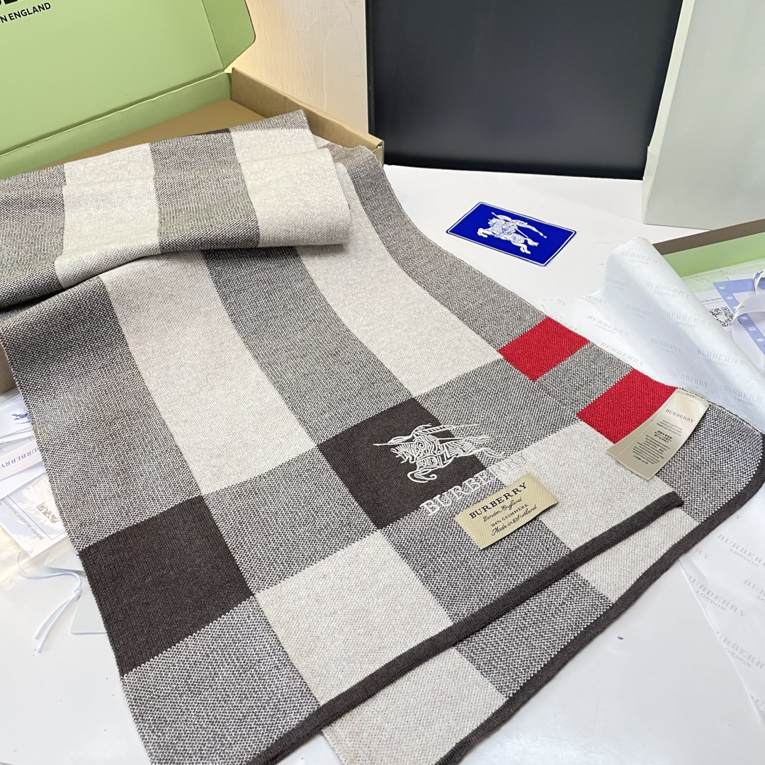 巴宝莉高端羊绒针织围巾！】可正式，可随意，非常Classical的男款设计。这款织法比较难，又很费纱线，