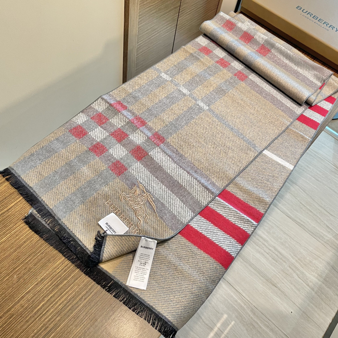 巴宝莉男仕围巾新款到货！海外原单，专柜原版，👏🎀️精美 今年超流行的款✨颜色随便百搭精神现👍💓🎀时尚级惊