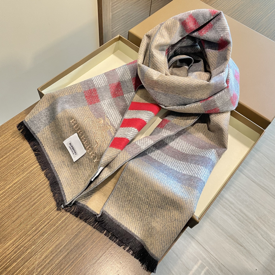 巴宝莉男仕围巾新款到货！海外原单，专柜原版，👏🎀️精美 今年超流行的款✨颜色随便百搭精神现👍💓🎀时尚级惊