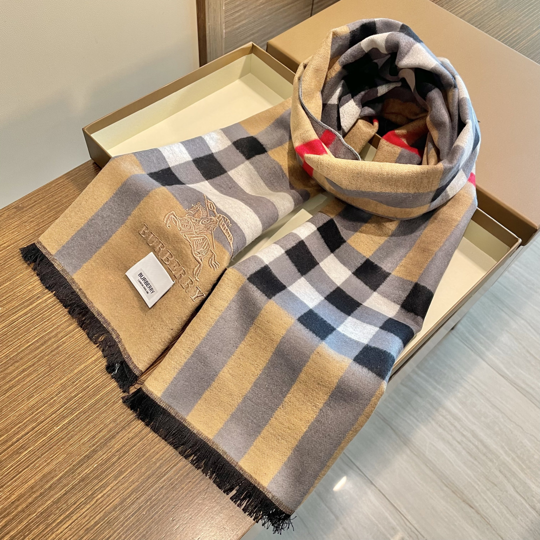 巴宝莉男仕围巾新款到货！海外原单，专柜原版，👏🎀️精美 今年超流行的款✨颜色随便百搭精神现👍💓🎀时尚级惊