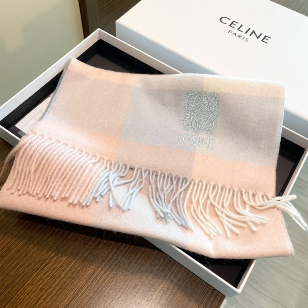 难得的高端家属福利‼️LOEWE刺绣🪡非常正的围巾~面料大爱，非常柔软细腻舒服‼️大气简约，超级好看的男