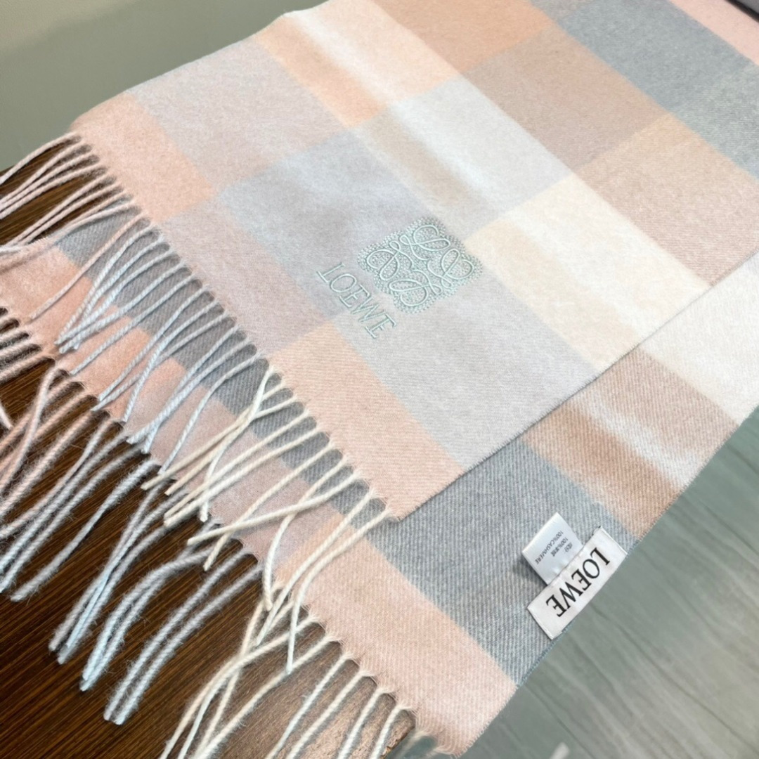 难得的高端家属福利‼️LOEWE刺绣🪡非常正的围巾~面料大爱，非常柔软细腻舒服‼️大气简约，超级好看的男