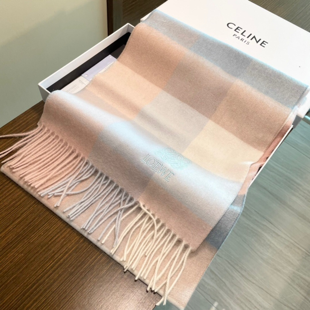 难得的高端家属福利‼️LOEWE刺绣🪡非常正的围巾~面料大爱，非常柔软细腻舒服‼️大气简约，超级好看的男