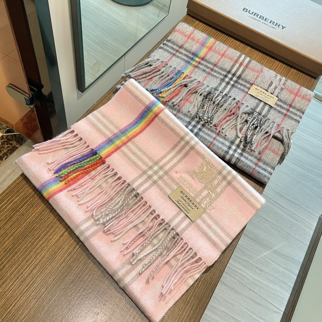 上新。巴宝莉专柜款 官网最新款男女通用情侣款👫手感感到爆，💥 非常保暖👑 柔软亲肤，不扎脖😍经典巴宝莉格