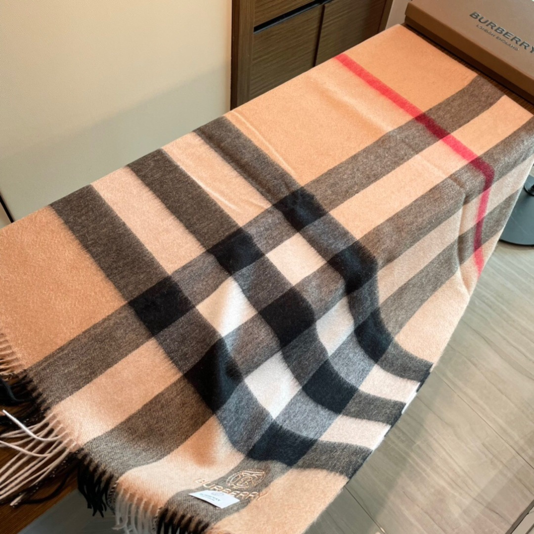 高端好品质 市场质量不一样 爆款上新 情侣款👍👍巴宝利披肩 独家牛货🐂 奢华尽在尺寸之间，高端品质‼️具