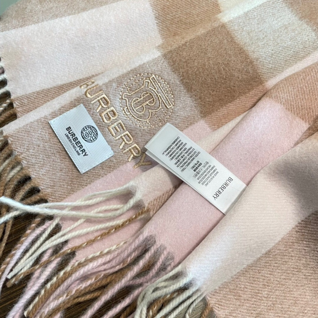 高端好品质 市场质量不一样 爆款上新 情侣款👍👍巴宝利披肩 独家牛货🐂 奢华尽在尺寸之间，高端品质‼️具