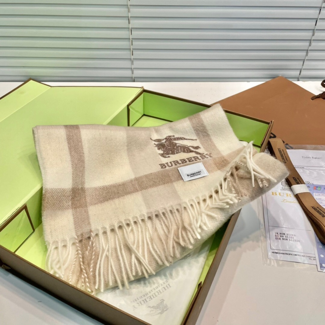 burberry经典羊绒格子围巾‼专柜最新品相，目前专柜都换上了新标👍经典中的经典.全品相‼其他什么F货