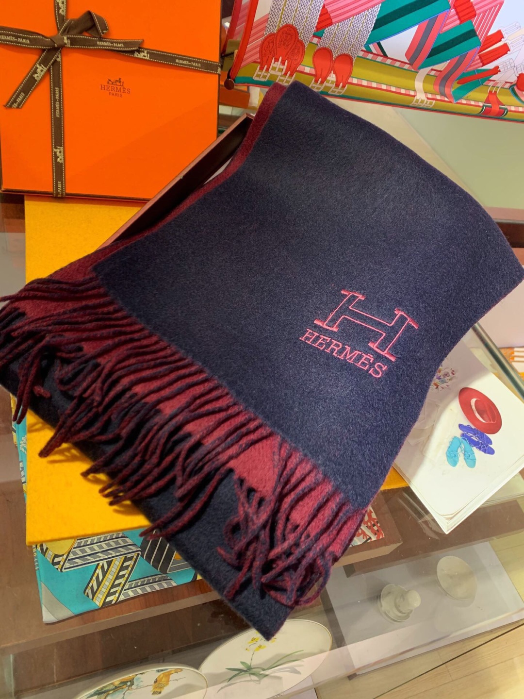 Hermes最新男士双色纯羊绒围巾👍我们的男款围巾且买且珍惜~~男款真的很少，一年也就出几款，都是出口订
