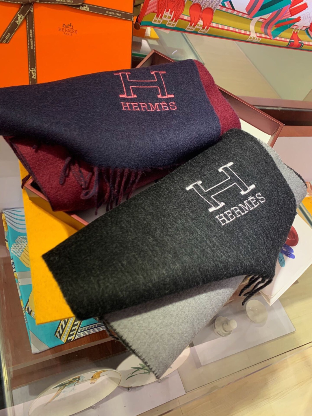 Hermes最新男士双色纯羊绒围巾👍我们的男款围巾且买且珍惜~~男款真的很少，一年也就出几款，都是出口订