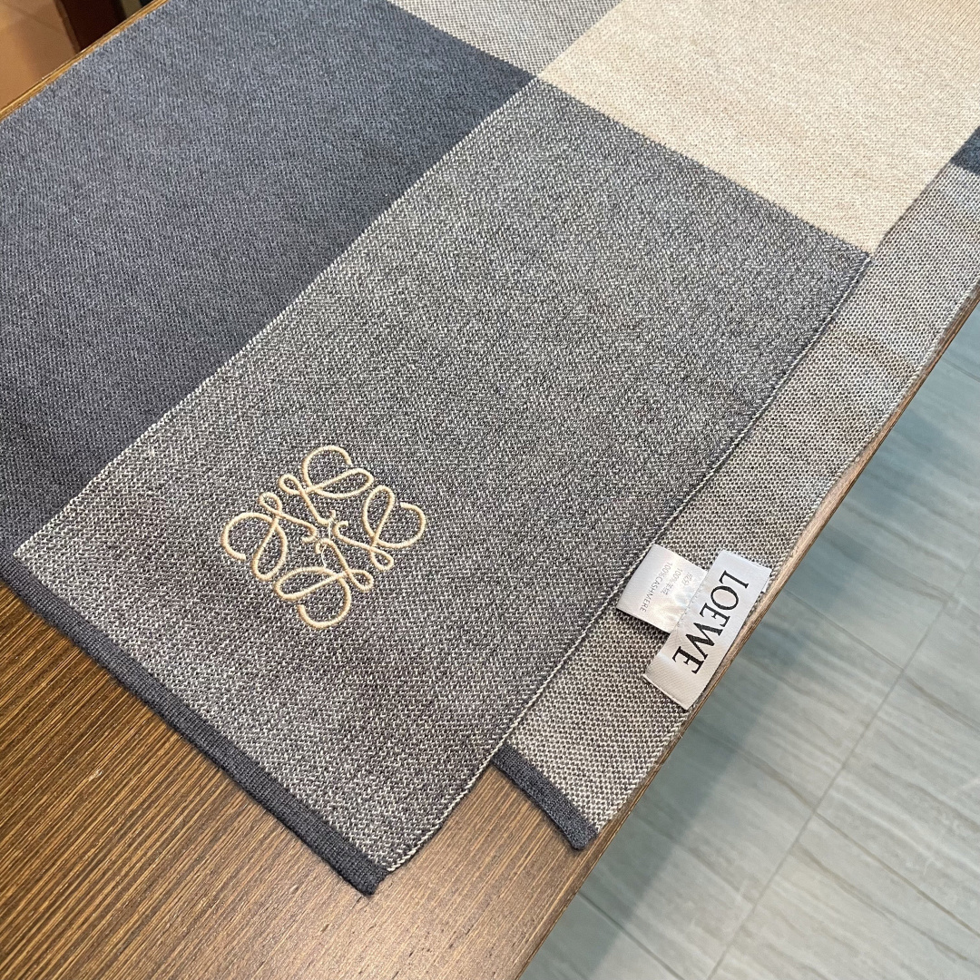 👑👑罗意威新款羊绒针织长巾‼️美翻了[流泪]御用殿堂级极品‼️新款在售 美丽至极 真的 上身极为衬肤色 