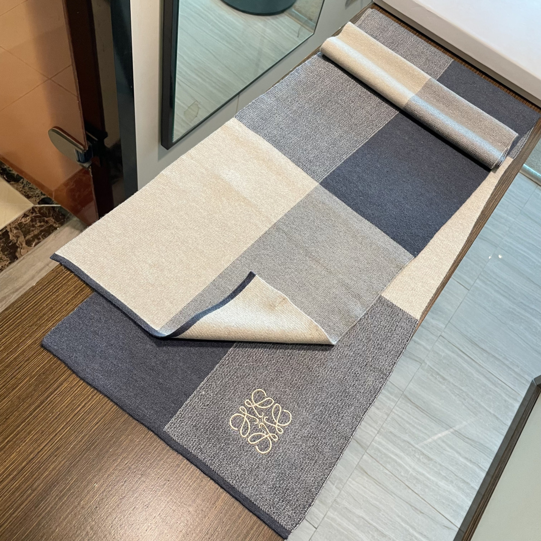 👑👑罗意威新款羊绒针织长巾‼️美翻了[流泪]御用殿堂级极品‼️新款在售 美丽至极 真的 上身极为衬肤色 