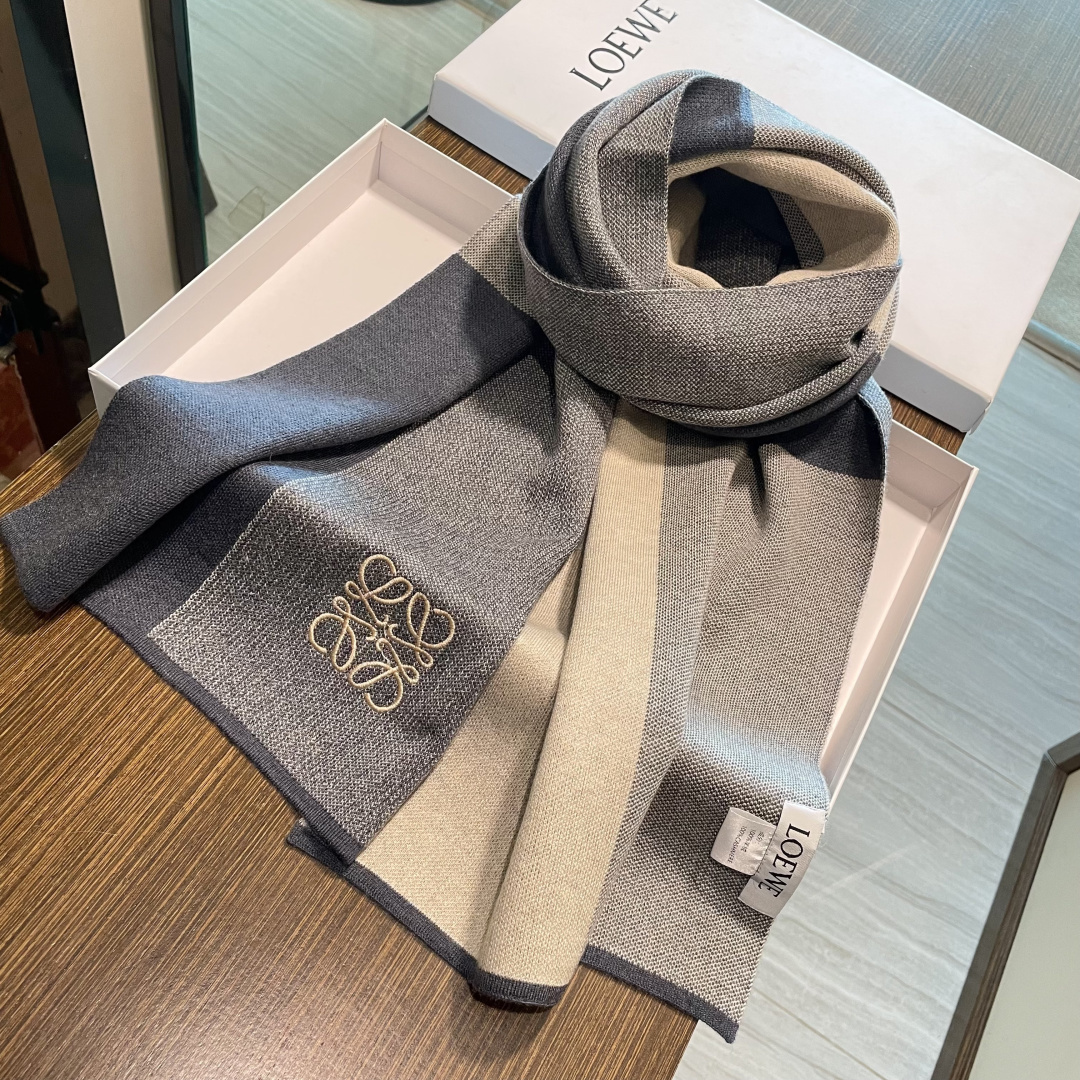 👑👑罗意威新款羊绒针织长巾‼️美翻了[流泪]御用殿堂级极品‼️新款在售 美丽至极 真的 上身极为衬肤色 