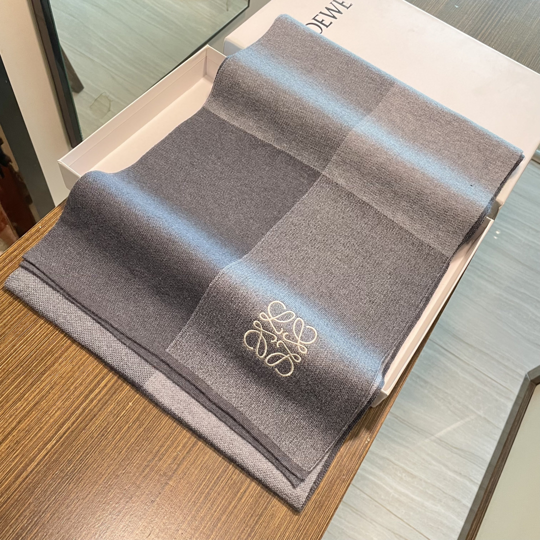 👑👑罗意威新款羊绒针织长巾‼️美翻了[流泪]御用殿堂级极品‼️新款在售 美丽至极 真的 上身极为衬肤色 