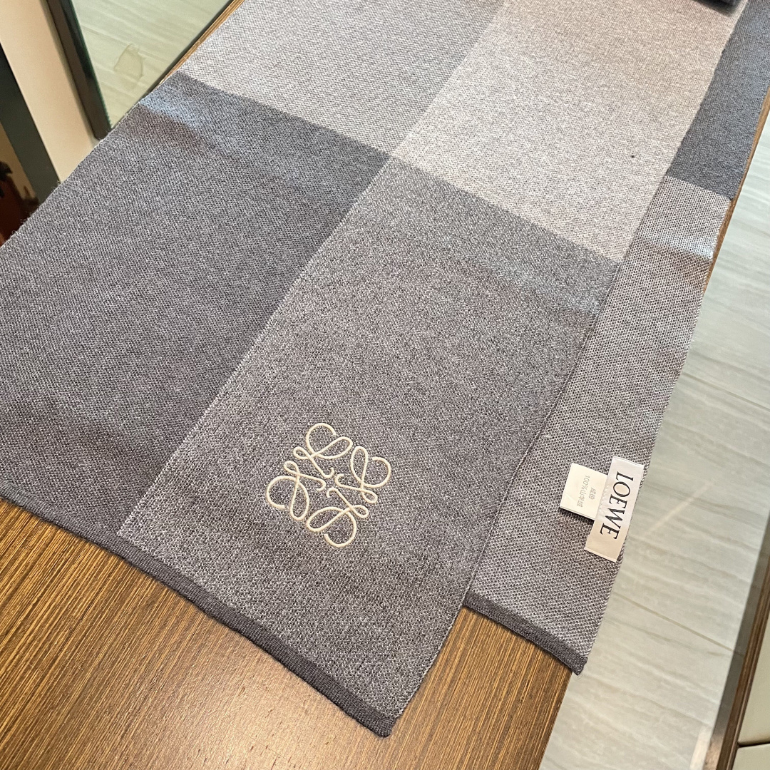 👑👑罗意威新款羊绒针织长巾‼️美翻了[流泪]御用殿堂级极品‼️新款在售 美丽至极 真的 上身极为衬肤色 