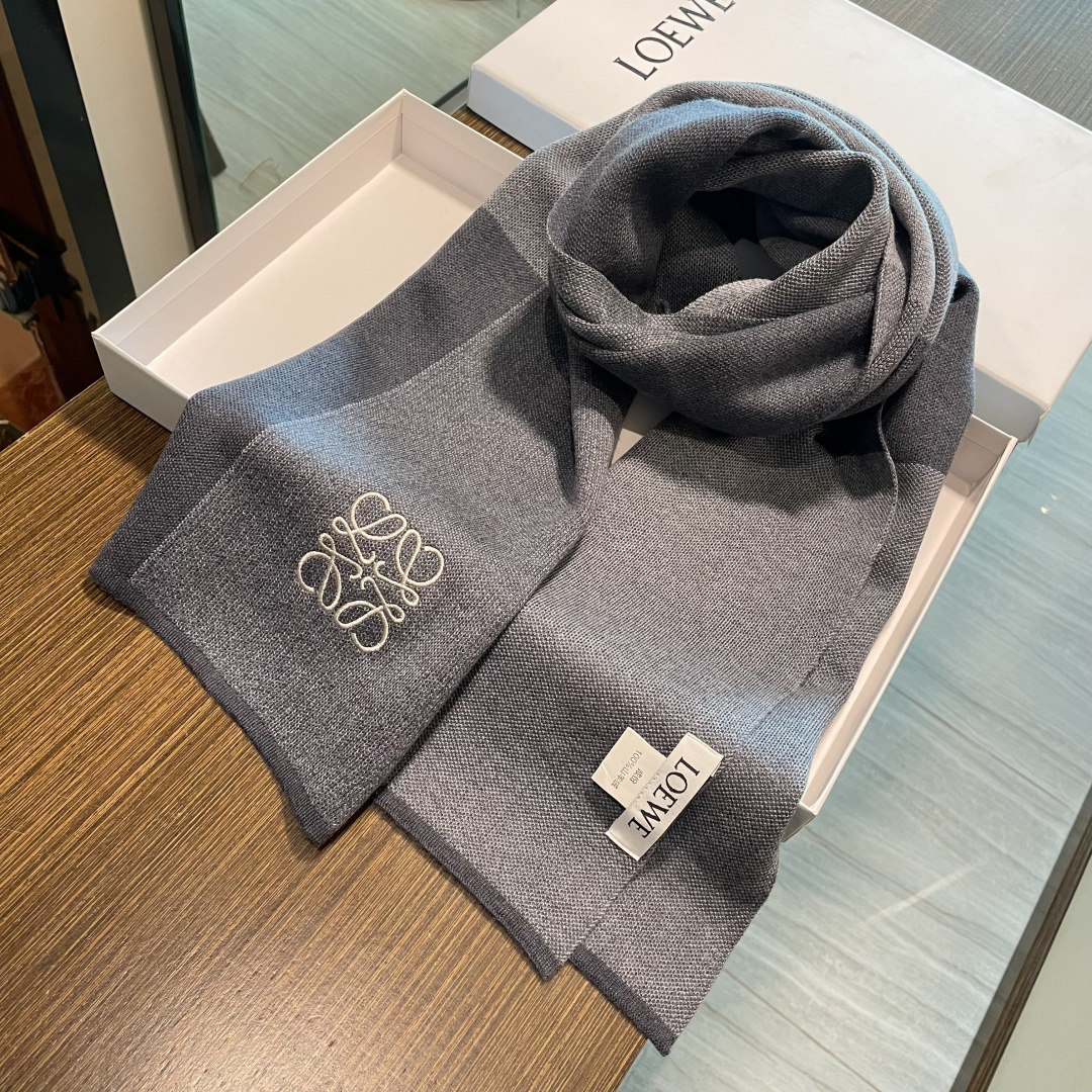 👑👑罗意威新款羊绒针织长巾‼️美翻了[流泪]御用殿堂级极品‼️新款在售 美丽至极 真的 上身极为衬肤色 