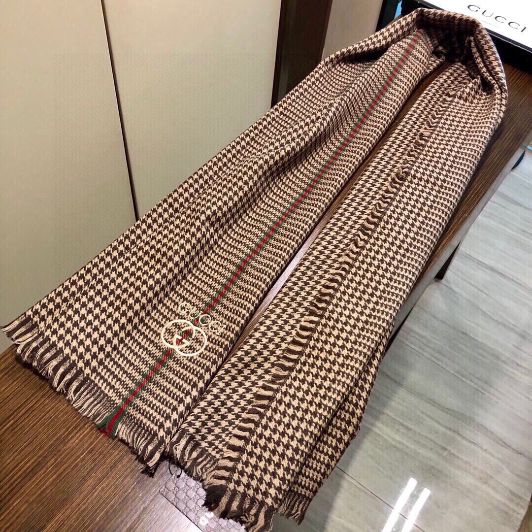 viP推荐👍Gucci专柜最新款‼️。爆款哦 😘💍实物真心美 🎀千鸟格小蜜蜂🐝💓💃🏻无论设计都是非常到位