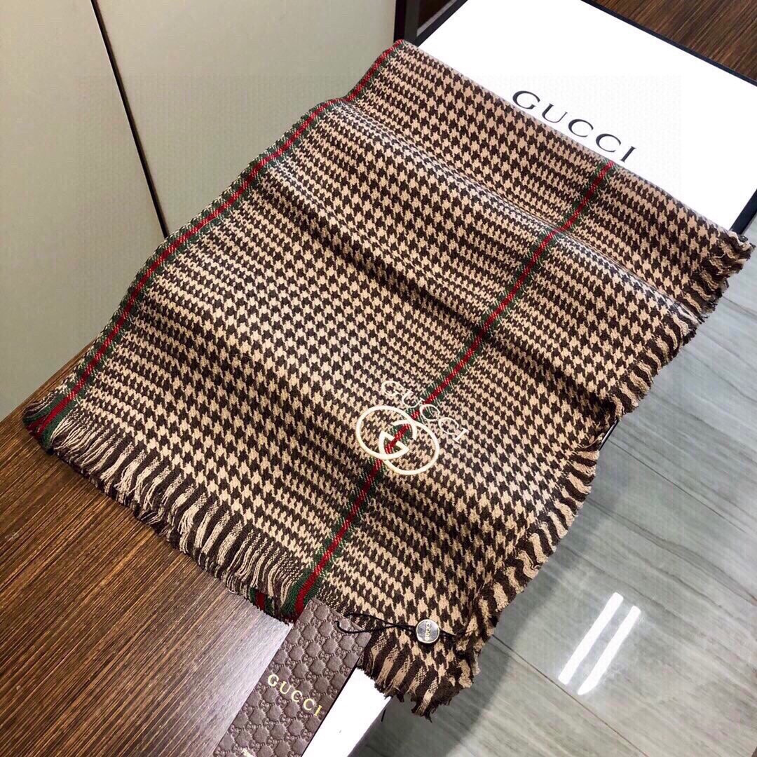 viP推荐👍Gucci专柜最新款‼️。爆款哦 😘💍实物真心美 🎀千鸟格小蜜蜂🐝💓💃🏻无论设计都是非常到位