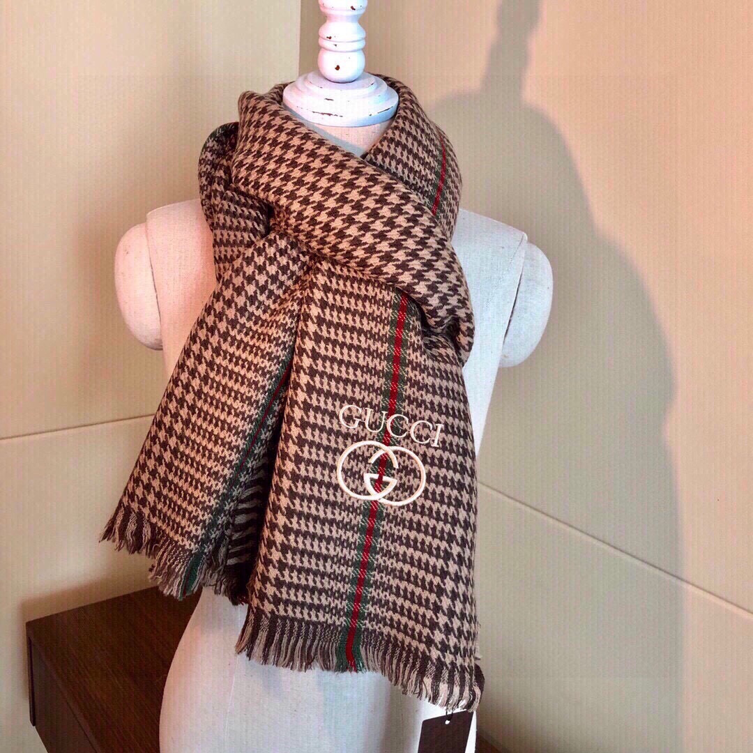 viP推荐👍Gucci专柜最新款‼️。爆款哦 😘💍实物真心美 🎀千鸟格小蜜蜂🐝💓💃🏻无论设计都是非常到位